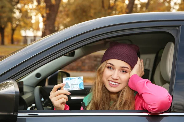 Mulher Feliz Segurando Carta Condução Carro — Fotografia de Stock