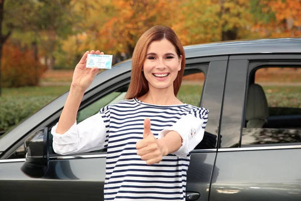 Mulher Feliz Segurando Carta Condução Perto Carro — Fotografia de Stock