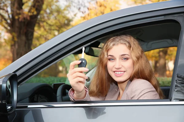Mujer Feliz Sosteniendo Llave Del Coche Auto Prueba Licencia Conducir — Foto de Stock