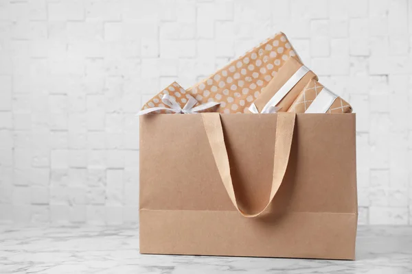 Bolsa Compras Papel Con Asas Llenas Cajas Regalo Mesa Prepárate —  Fotos de Stock