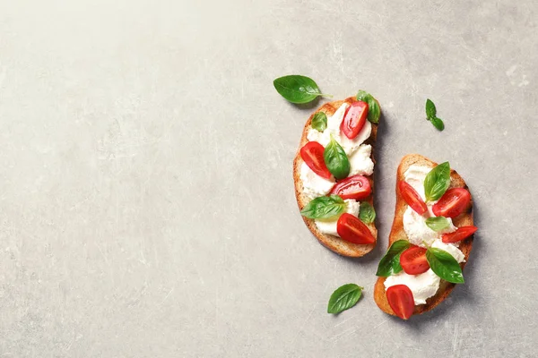 Pan Tostado Con Sabroso Queso Crema Tomates Sobre Fondo Gris — Foto de Stock