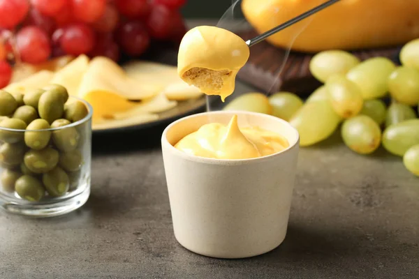 Bit Bröd Över Skål Med Läcker Ostfondue Grå Bord — Stockfoto