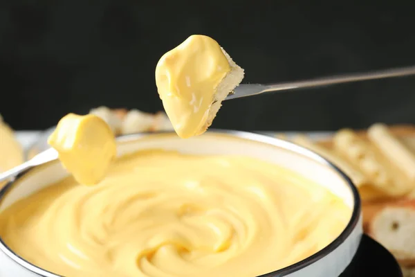 Sneetjes Brood Pot Met Heerlijke Kaasfondue Close — Stockfoto