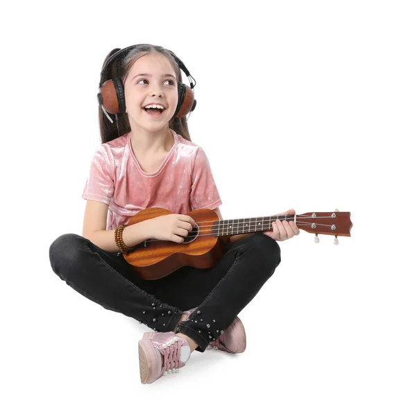 Petite Fille Avec Écouteurs Jouant Guitare Isolée Sur Blanc — Photo