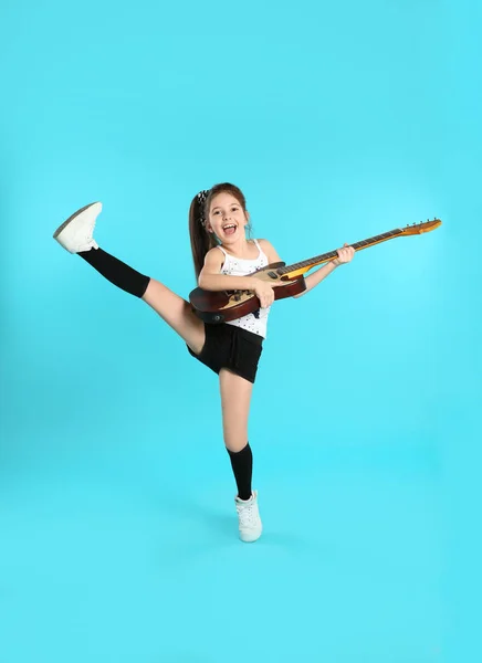 Niedliches Kleines Mädchen Spielt Gitarre Auf Farbigem Hintergrund — Stockfoto