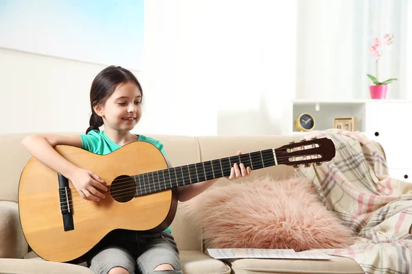 Linda Niña Tocando Guitarra Sofá Habitación Espacio Para Texto — Foto de Stock