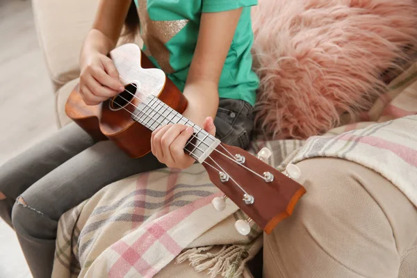 Petite Fille Jouant Guitare Sur Canapé Dans Chambre — Photo