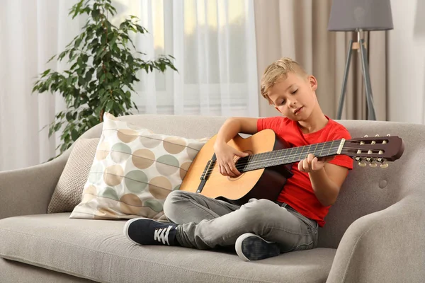 Lindo Niño Tocando Guitarra Sofá Habitación Espacio Para Texto — Foto de Stock