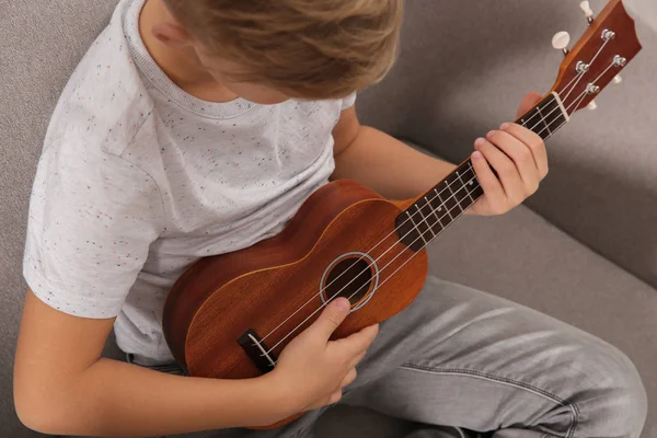 Liten Pojke Som Spelar Gitarr Soffan Rummet Närbild — Stockfoto