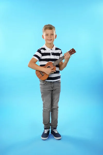 Мальчик Играет Гитаре Цветном Фоне — стоковое фото