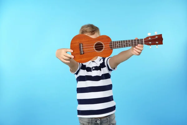 Lilla Pojke Visar Guitar Färgbakgrund — Stockfoto