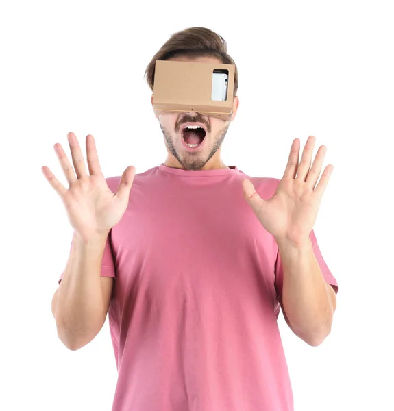 Homem Jovem Usando Papelão Realidade Virtual Headset Isolado Branco — Fotografia de Stock