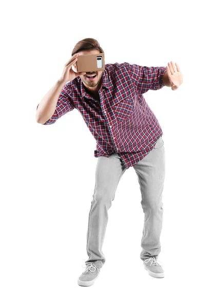 Genç Adam Beyaz Izole Karton Sanal Gerçeklik Kulaklık Kullanarak — Stok fotoğraf