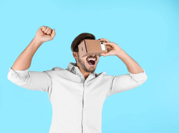 Jovem Usando Papelão Realidade Virtual Headset Fundo Cor — Fotografia de Stock