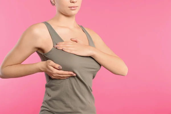 Frau Überprüft Ihre Brust Auf Farbigem Hintergrund Nahaufnahme Raum Für — Stockfoto