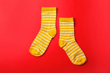 Şirin çocuk çift çorap renk arka planda, üstten görünüm