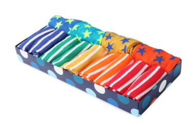 Beyaz arka plan üzerinde şirin çocuk kutusuyla çorap