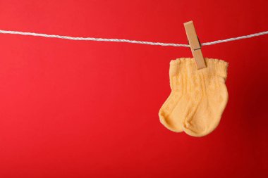 Çamaşırhane çizgi renk arka plan üzerinde şirin çocuk çorap. Metin için yer