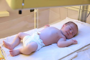 Yeni doğan çocuk hastanede ultraviyole ışık altında
