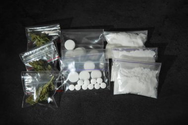 Kokain, kurutulmuş kenevir ve ecstasy karanlık tablo, üstten görünüm