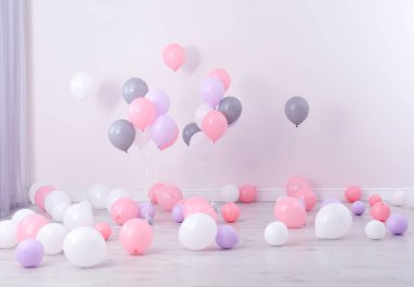 Duvarının yakınında renkli balonlar ile dekore edilmiş Oda