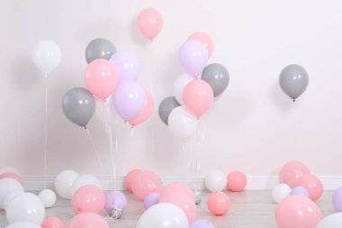 Duvarının yakınında renkli balonlar ile dekore edilmiş Oda