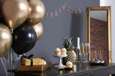 Parti davranır ve oda tablo öğeleri balonlarla süslü