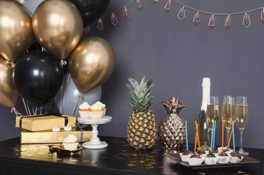 Parti davranır ve oda tablo öğeleri balonlarla süslü