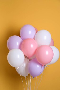 Renkli arka planda farklı helyum parti balonları