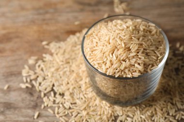 Cam masa üzerinde kahverengi pirinç. Metin için yer