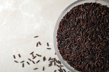 Tablo, üstten görünüm üzerinde kahverengi pirinç kase. Metin için yer