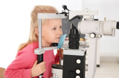 Sevimli küçük kız çocuk doktor ziyaret. Göz tetkikleri
