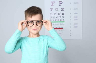 Küçük çocuk gözlüklü çocuk Doktor Kliniği, metin için yer ziyaret. Göz tetkikleri