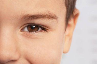 Küçük çocuk, göz odaklanmak. Çocuk doktoru ve göz doktoru ziyaret