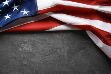 Amerikan bayrağı üzerinde gri arka plan, metin için yer ile üstten görünüm