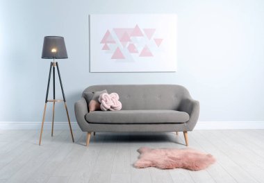 Oturma odasının içinde rahat bir kanepe var.