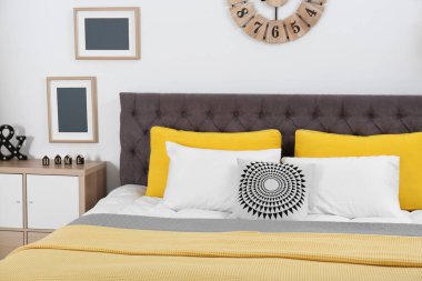 Geniş, rahat yataklı, şık bir oda.