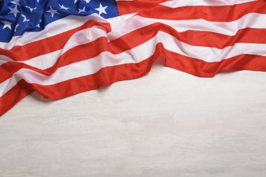 Beyaz ahşap arka plan, metin için yer ile üstten görünüm üzerinde Amerikan bayrağı