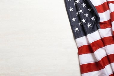Beyaz ahşap arka plan, metin için yer ile üstten görünüm üzerinde Amerikan bayrağı