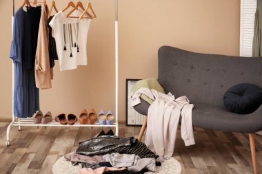 Dağınık soyunma odası dolap raf ve şık koltuk