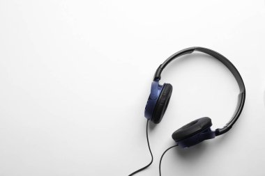 Şık modern Kulaklıklar etkilidirler beyaz arka planda, üstten görünüm ile. Metin için yer