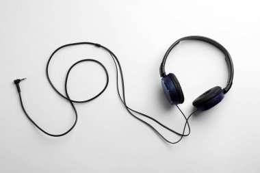 Beyaz arka plan, üstten görünüm üzerinde etkilidirler ile modern şık kulaklıklar