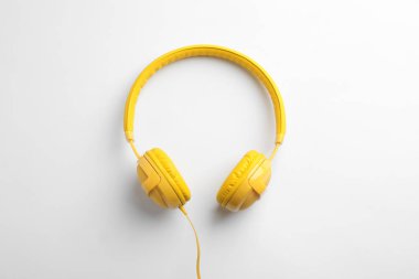 Beyaz arka plan üzerinde etkilidirler ile modern şık kulaklıklar