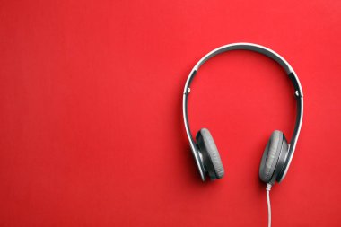 Şık modern kulaklık ile renk arka plan, üstten görünüm üzerinde etkilidirler. Metin için yer