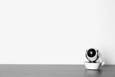Ahşap masa, metin için yer bebeğim monitörde. CCTV ekipman