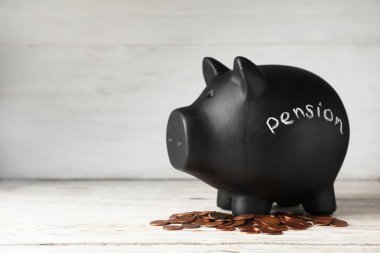 Word emeklilik ile Piggy banka ve sikkeler üzerinde tablo. Metin için yer