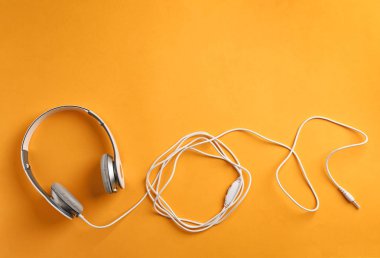 Şık kulaklıklar renk arka plan, üstten görünüm üzerinde. Metin için yer