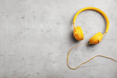 Şık modern kulaklık ve gri arka plan, üstten görünüm üzerinde metin için yer
