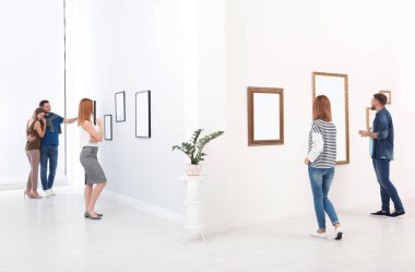 Modern sanat galerisinde sergi ile ilgilenen insanlar