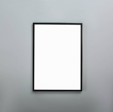 Çerçeve Duvar modern sanat galerisinde boş tuval ile. Mockup tasarım için